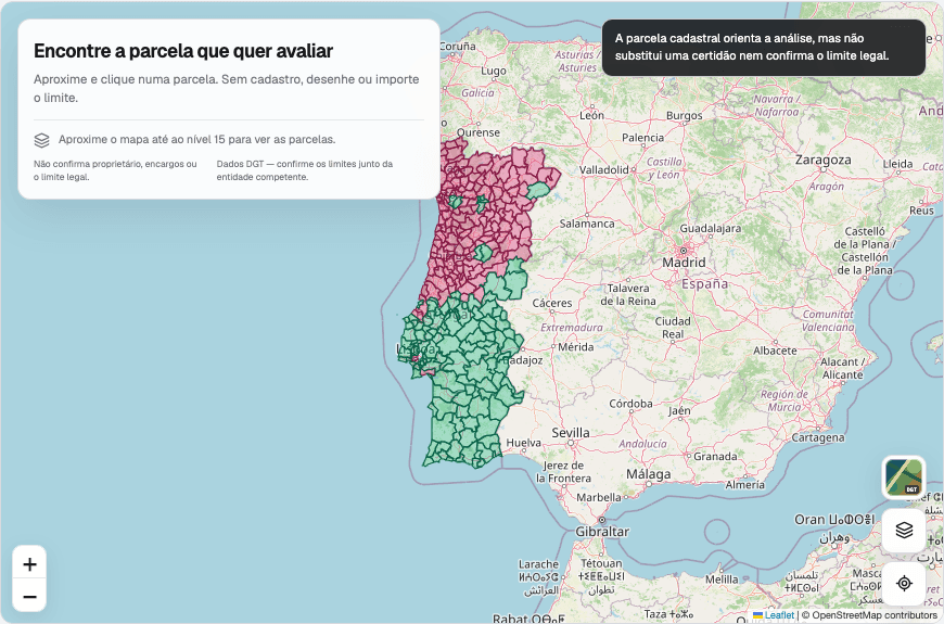 Mapa BuscoTerrenos com parcelas oficiais destacadas em Portugal continental